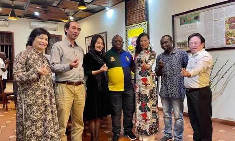 Đệ nhất phu nhân Cộng hoà Sierra Leone yêu tà áo dài truyền thống Việt Nam