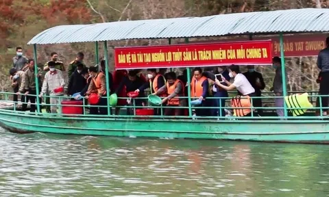 Hà Giang: Thả gần 5 tạ cá giống tái tạo nguồn lợi thủy sản lòng hồ thủy điện Sông Chảy 3