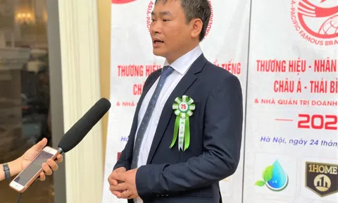 Giám đốc Công ty TNHH Giải pháp và Dịch vụ Cao cấp SmartBiz CEO Nguyễn Tiến Thịnh được vinh danh