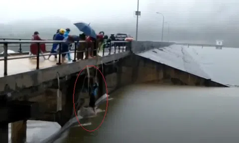 Vĩnh Phúc: Công an Tam Đảo giải cứu thành công người đi đánh cá bị mắc kẹt dưới gầm trụ cầu tràn khi nước lũ chạy xiết