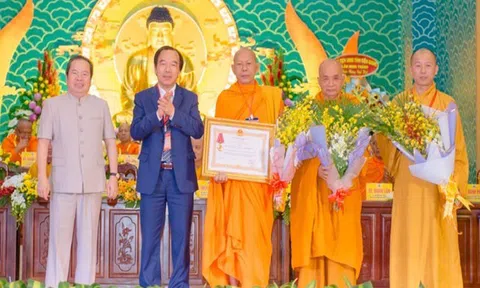 Kiên Giang Hòa thượng Danh Đổng - Hội trưởng Hội Đoàn kết sư sãi yêu nước tỉnh - được suy cử tái nhiệm Trưởng Ban Trị sự