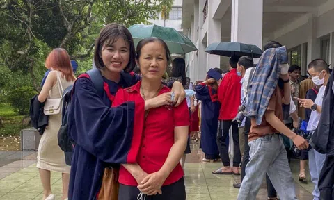 Cô lao công một mình tần tảo, nuôi con trở thành thủ khoa ĐH Bách khoa Hà Nội