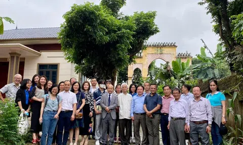 Cổng làng Ma Rốc, cổng làng Việt – Phi