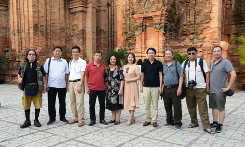 Hội viên Hội VHNT tỉnh Bắc Giang dự khai mạc Trại sáng tác văn học nghệ thuật tại Nha Trang