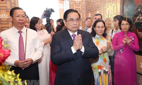 Dâng hương tưởng niệm 111 năm ngày Bác Hồ ra đi tìm đường cứu nước