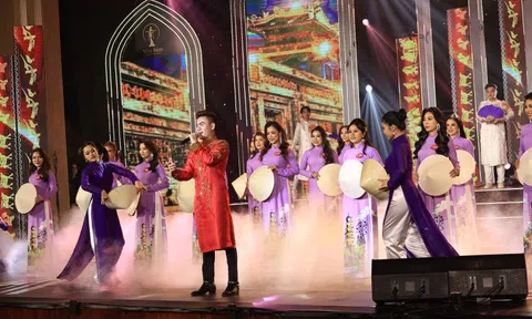 Ca sĩ Hồ Nhật Huy trình diễn trong đêm chung kết Hoa hậu Doanh nhân Châu Á Việt Nam 2022