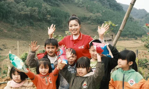 Hoa hậu Đỗ Thị Quỳnh rạng rỡ trong chuyến đi thiện nguyện tại vùng cao