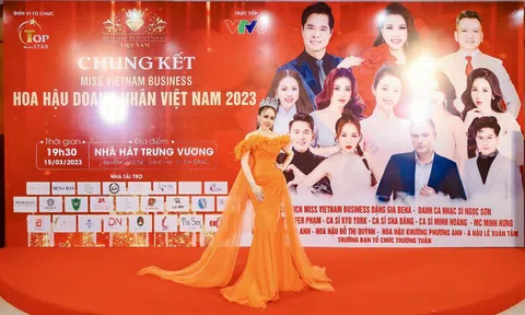 Á hậu Hồng Thắm đẹp rạng rỡ khi diện váy dạ hội màu cam nổi bật