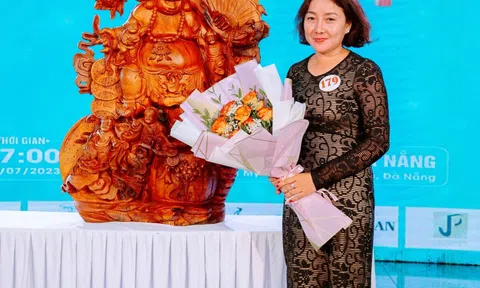 Doanh nhân Liêu Thị Mỹ Hạnh đấu giá vật phẩm gây quỹ thiện nguyện