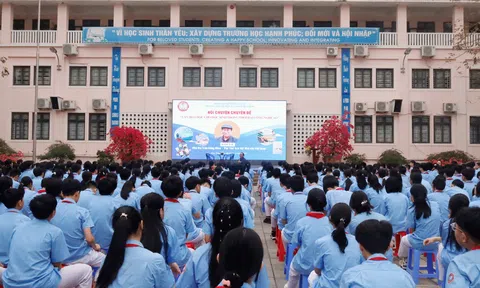 Nhà thơ Trần Đăng Khoa truyền cảm hứng đọc sách cho học sinh THCS Lê Quý Đôn