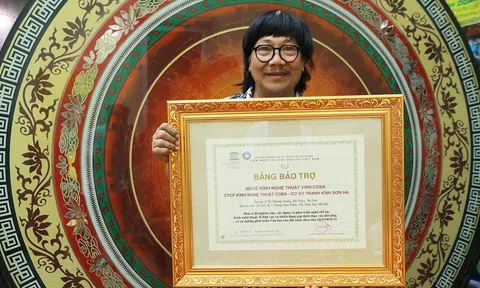 Gặp gỡ “thầy phù thủy” trong làng điêu khắc tranh kính Việt Nam
