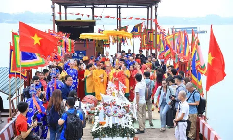 Hà Nội: Người dân nô nức trẩy hội rước nước tại làng gốm cổ Bát Tràng