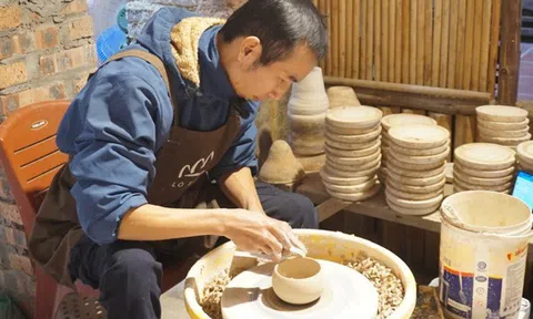Nghệ thuật từ bàn tay: Khi gốm Bát Tràng kể chuyện văn hoá Việt Nam