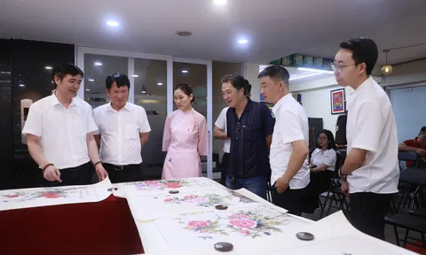 Triển lãm tranh hoa mẫu đơn "hớp hồn" giới mộ điệu tại Diễn đàn Văn hóa Quốc Tế 2025