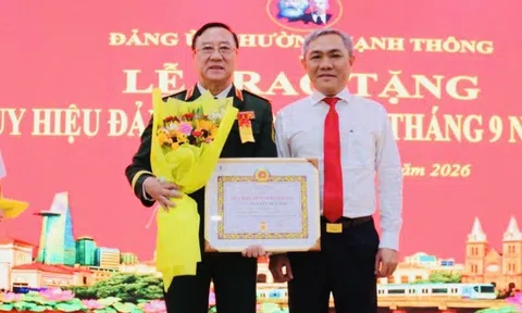 Trung tướng, PGS.TS Nguyễn Đức Hải, nguyên Viện trưởng Viện Chiến lược Quốc phòng vinh dự đón nhận Huy hiệu 50 tuổi Đảng