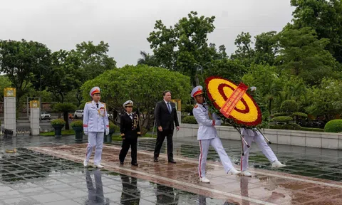 Đại sứ Hoa Kỳ Marc Knapper thăm Đài tưởng niệm Bắc Sơn nhân ngày Thương binh Liệt sĩ Việt Nam