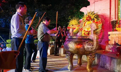 Thủ tướng Phạm Minh Chính dâng hương tưởng niệm những anh hùng liệt sĩ tại nghĩa trang Trường Sơn