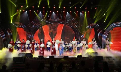 NTK Đức Minh mang BST áo dài độc đáo đến đêm chung kết cuộc thi HHDN Việt Nam 2022