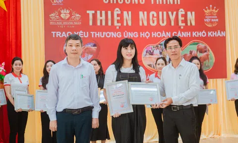 Bác sĩ Thu Venus đồng hành cùng Hoa hậu Doanh nhân Việt Nam 2022 trong chương trình trao tặng bò cho hộ nghèo