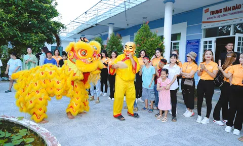 Thí sinh Hoa hậu Thương hiệu Việt Nam 2022 tặng quà trung thu cho trẻ em là nạn nhân chất độc da cam tại Đà Nẵng