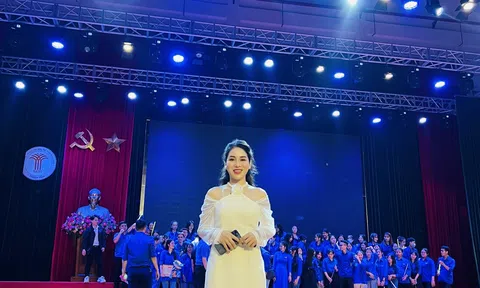 Á hậu Khánh Hòa trao học bổng cho sinh viên trường Đại học Văn hóa, Thể thao và Du lịch Thanh Hóa