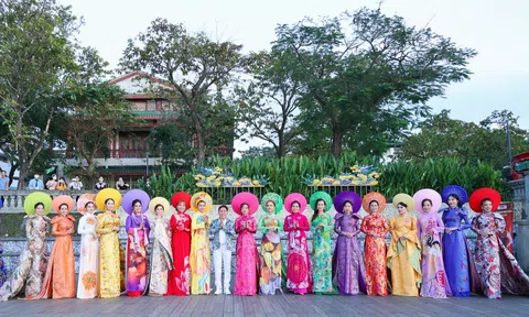 Phần trình diễn ấn tượng tại Huế của thí sinh Hoa hậu Doanh nhân Châu Á Việt Nam 2022 trong bst áo dài của NTK Tony Phạm