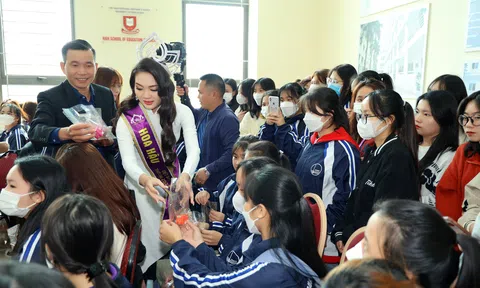 Tân Hoa hậu Nguyễn Mai Anh mang vương miện về thăm trường hậu đăng quang