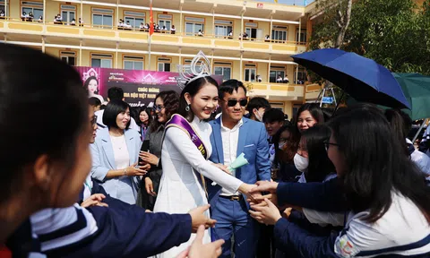 Tân Hoa hậu Nguyễn Mai Anh trở về trong sự chào đón của toàn trường THPT Nguyễn Duy Trinh