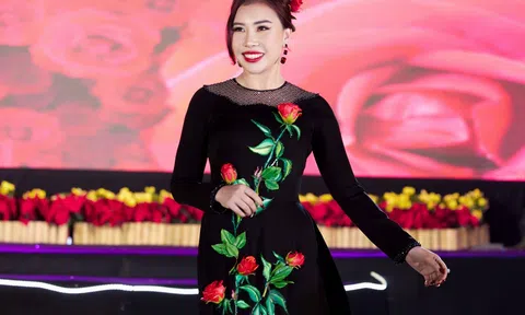 Hoa hậu thiện nguyễn Phạm Minh Phi trình diễn áo dài tại Festival Hoa Đà Lạt 2022