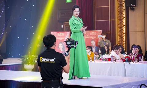 Lạ mắt với BTS áo dài cách tân độc đáo của NTK Tony Phạm