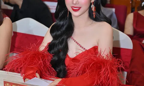 Hoa hậu Khương Phương Anh rạng rỡ trong sắc đỏ, ngồi “ghế nóng” chung kết Hoa hậu Doanh nhân Việt Nam 2023.
