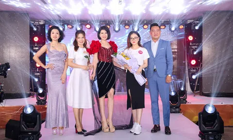 Nữ doanh nhân Vũ Quang Ngọc Bảo thành công sở hữu trang phục công sở của NTK Thân Hoàng Bích Thủy trong đêm thiện nguyện.