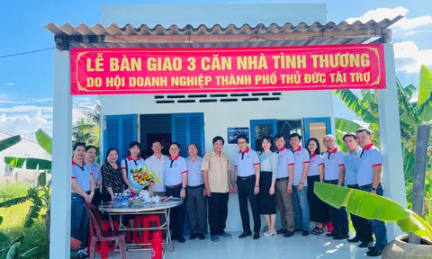 Bến Tre: Trao tặng cầu và nhà tình thương cho người dân