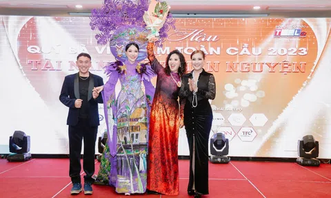 Áo dài của NTK Tony Phạm do Người mẫu Khánh Phượng trình diễn được đấu giá thành công với số tiền 95 triệu đồng