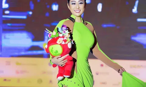 Nữ hoàng sắc đẹp Đông Nam Á - Kim Trang trở lại sàn catwalk với vai trò người mẫu vedette của Nhà thiết kế Quốc tế Quỳnh Paris