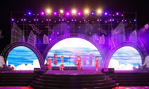 BST “Phố biển” của NTK Thân Hoàng Bích Thủy tạo nên sự tươi mới cho dàn thí sinh tại bán kết Hoa hậu Doanh nhân Biển 2023