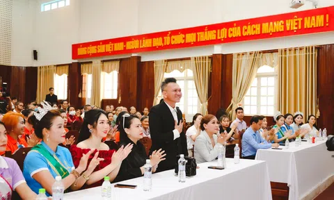 Ông Trương Tuấn cùng đoàn Hoa hậu Doanh nhân Châu Á Việt Nam 2023 trao quà từ thiện