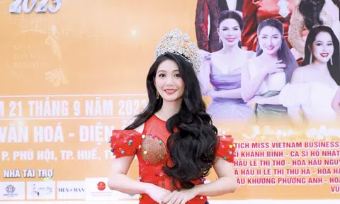 Hoa hậu Lê Thị Thơ hội ngộ cùng Danh ca Ngọc Sơn trên hàng ghế BGK