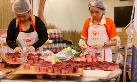 Ấn tượng cặp bánh kem nặng 100kg tại lễ cưới 51 cặp đôi đến từ Công ty Tân Vĩnh Phát