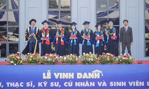 Trường ĐH GTVT TP.HCM làm lễ vinh danh cho các tân phó giáo sư, thạc sĩ, kỹ sư, cử nhân và sinh viên ưu tú