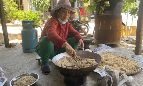 Người dân ở rốn lũ Quảng Bình tiếp tế đồ ăn cho y, bác sĩ ở Bắc Giang còn NS Hoài Linh đi phát quà lũ năm 2020 giữa mùa hè 2021: Bài học về sự cứu trợ kịp thời!