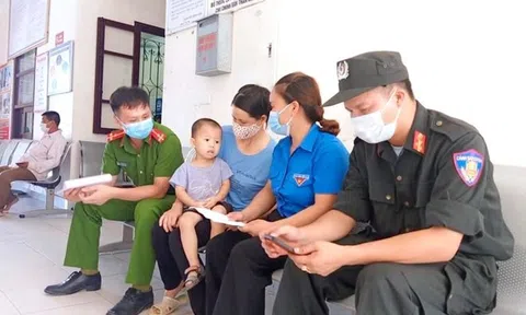Trao tặng bằng khen cho 2 chiến sĩ Công an hiến máu cứu người trong vùng dịch tại Bắc Giang