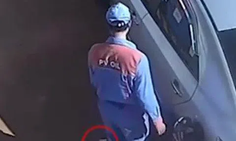 Bạn nghĩ gì về hình ảnh người đàn ông thả tiền xuống đất sau khi đổ xăng...?!