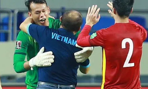 Thủ môn Tấn Trường: Từ cái bóp cổ của ông Calisto đến cái ôm của thầy Park!