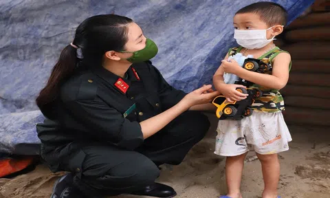 Theo chân những "bông hồng thép" Thủ đô đến với đồng bào nghèo khó