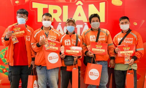 Tài xế ShopeeFood vui mừng nhận giỏ quà Tết