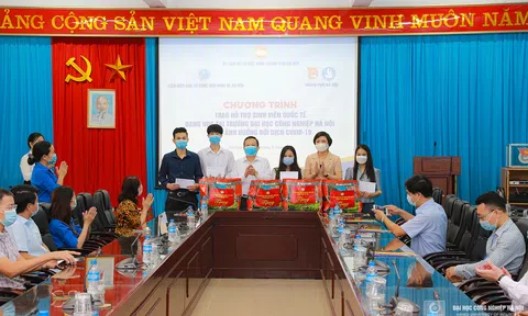 Trao quà hỗ trợ sinh viên quốc tế tại Đại học Công nghiệp Hà Nội bị ảnh hưởng bởi dịch COVID-19