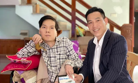 Nhà báo Vương Xuân Nguyên với tập thơ tình của Thi sĩ Vũ Đức Nguyên