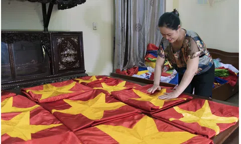 Nghệ nhân Vương Thị Nhung gìn giữ nét đẹp thêu cờ tổ quốc