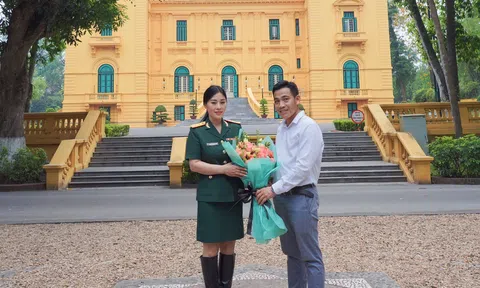 Tặng sách và MV Nghệ thuật “Lời Bác dặn trước lúc đi xa” cho Khu Di tích Phủ Chủ tịch
